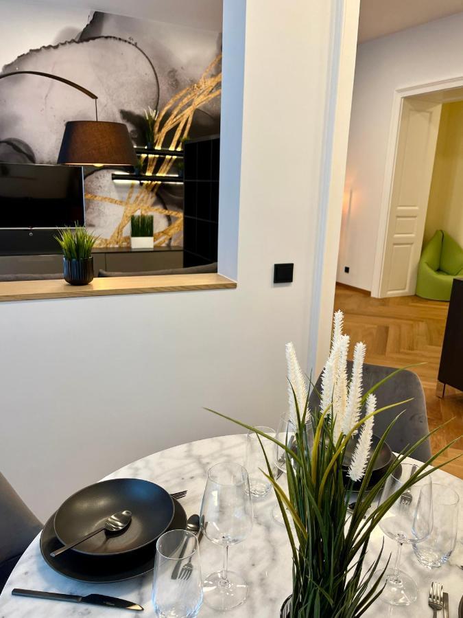 Apartment Street Living - *